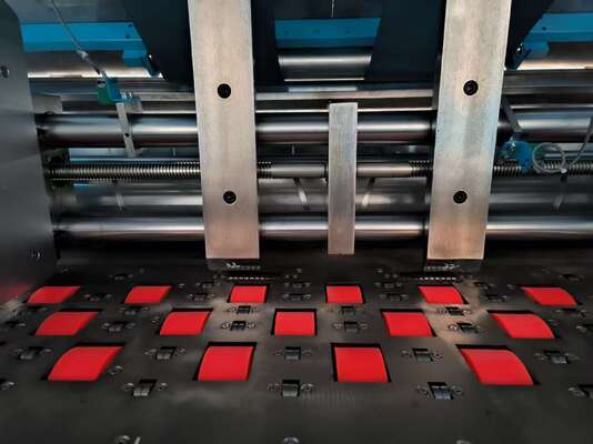 고속 플루트 라미네이터 기계는 손상 및 접착제 폐기물을 최소화하기 위해 공급 압력 구조 및 디지털 접착제 제어 없이